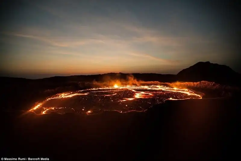 wanderlust-tips-khai-thac-muoi-o-cong-dia-nguc-nong-nhat-the-gioi-12