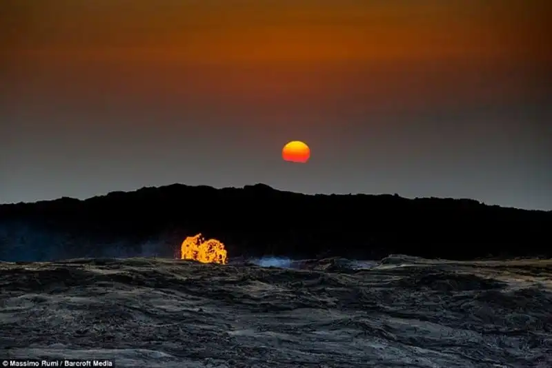 wanderlust-tips-khai-thac-muoi-o-cong-dia-nguc-nong-nhat-the-gioi-13