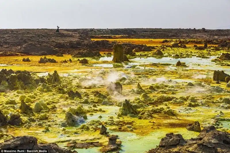 wanderlust-tips-khai-thac-muoi-o-cong-dia-nguc-nong-nhat-the-gioi-3