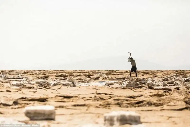 wanderlust-tips-khai-thac-muoi-o-cong-dia-nguc-nong-nhat-the-gioi-4