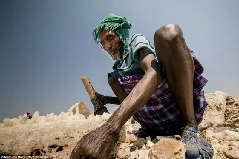 wanderlust-tips-khai-thac-muoi-o-cong-dia-nguc-nong-nhat-the-gioi-5