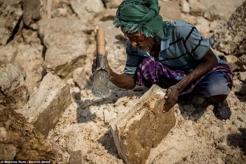 wanderlust-tips-khai-thac-muoi-o-cong-dia-nguc-nong-nhat-the-gioi-6