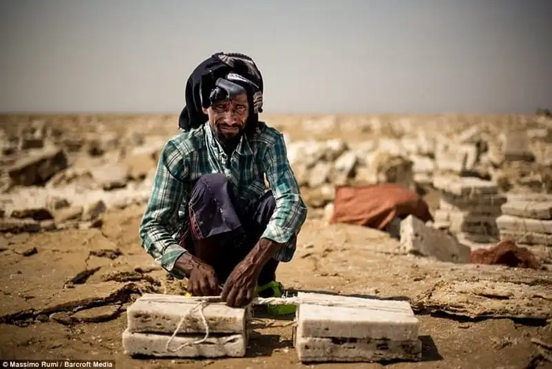 wanderlust-tips-khai-thac-muoi-o-cong-dia-nguc-nong-nhat-the-gioi-8