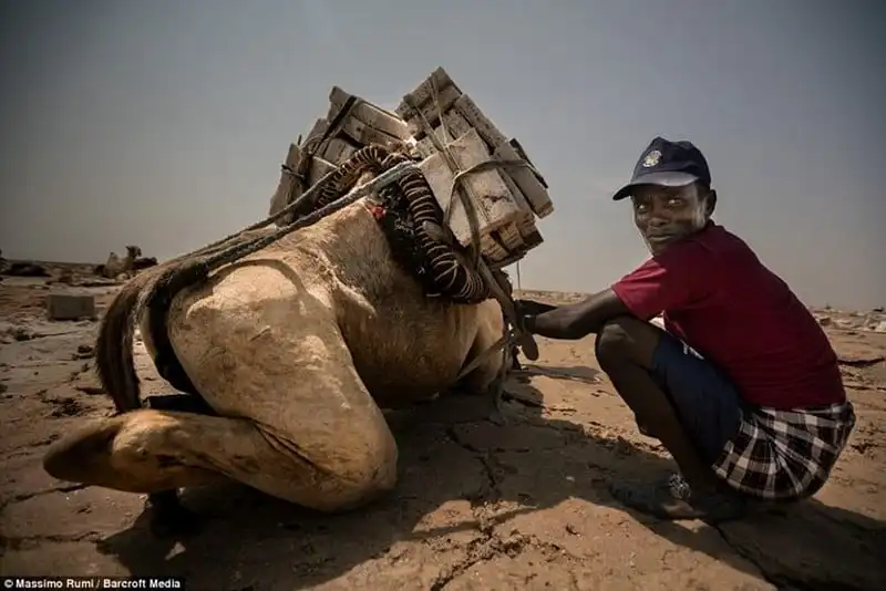 wanderlust-tips-khai-thac-muoi-o-cong-dia-nguc-nong-nhat-the-gioi-9