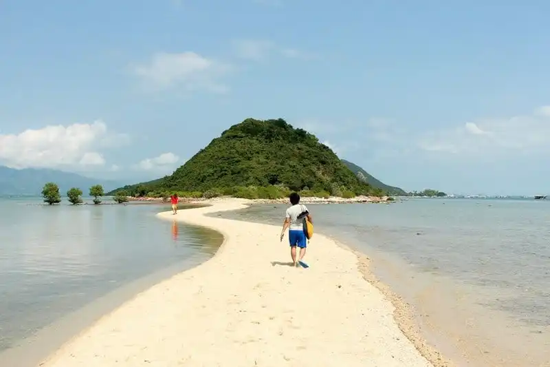 wanderlust-tips-lai-xuat-hien-con-duong-di-bo-duoi-muc-nuoc-bien-o-dao-nhat-tu-son-phu-yen-5