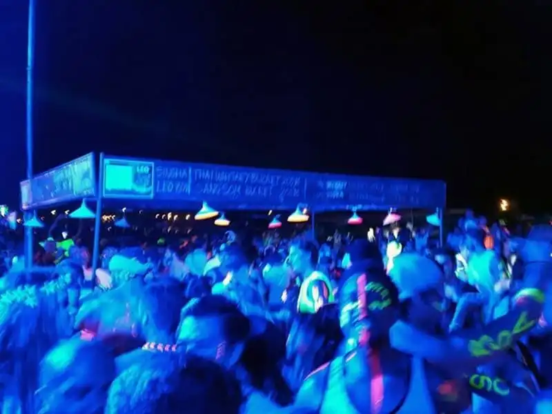 wanderlust-tips-le-hoi-trang-ram-o-thai-lan-thu-hut-hang-nghin-nguoi-tham-du-10