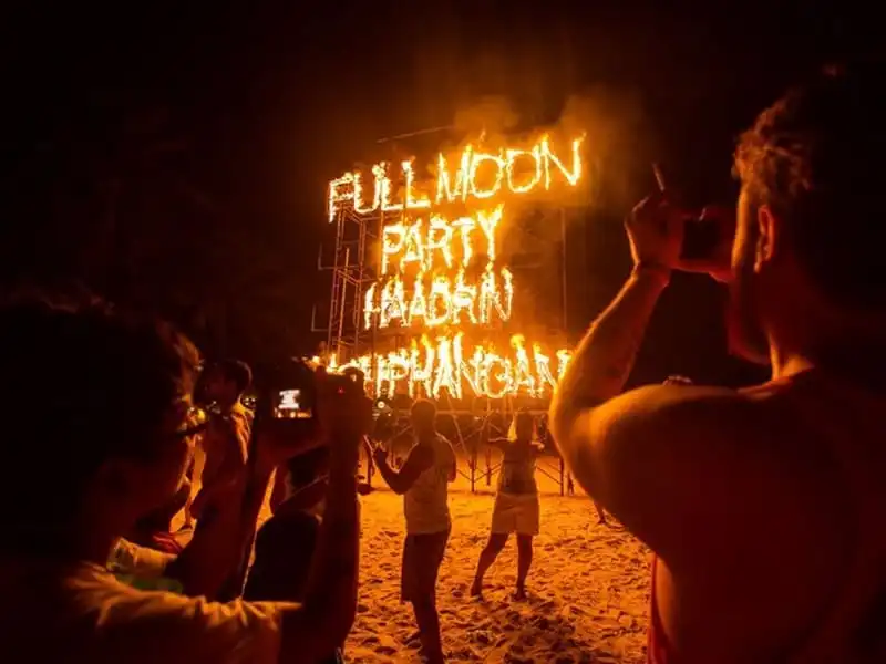 wanderlust-tips-le-hoi-trang-ram-o-thai-lan-thu-hut-hang-nghin-nguoi-tham-du-11