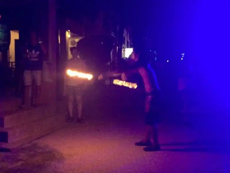 wanderlust-tips-le-hoi-trang-ram-o-thai-lan-thu-hut-hang-nghin-nguoi-tham-du-12