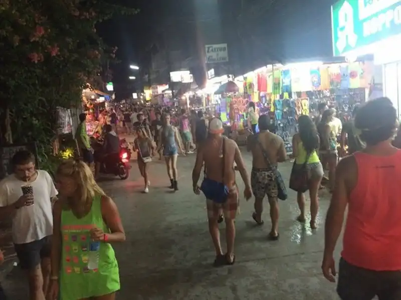 wanderlust-tips-le-hoi-trang-ram-o-thai-lan-thu-hut-hang-nghin-nguoi-tham-du-2