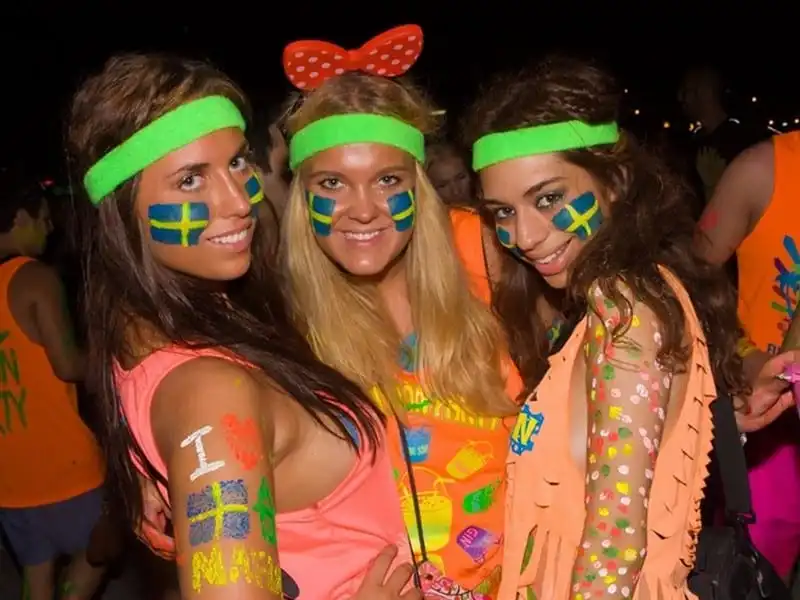 wanderlust-tips-le-hoi-trang-ram-o-thai-lan-thu-hut-hang-nghin-nguoi-tham-du-4