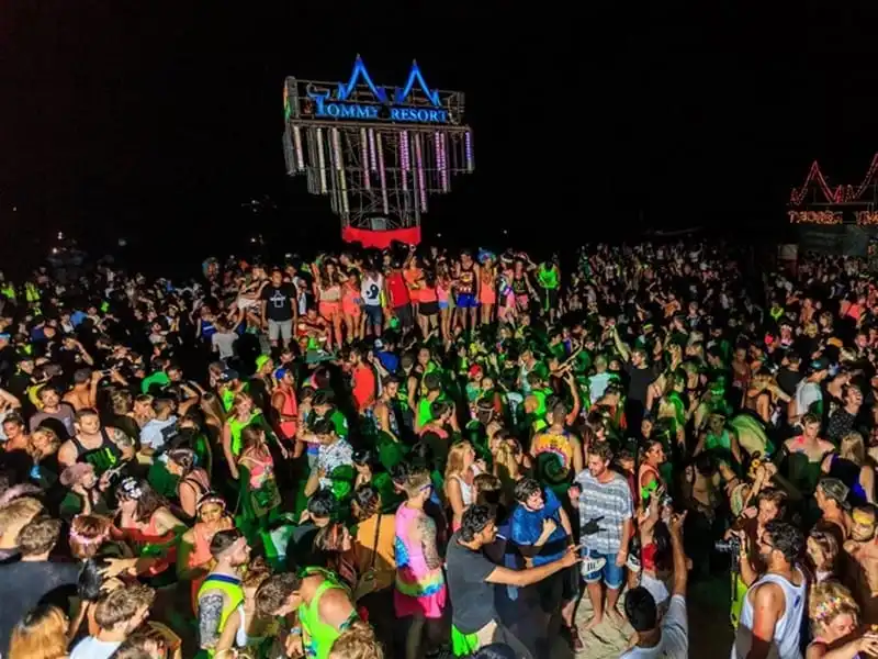 wanderlust-tips-le-hoi-trang-ram-o-thai-lan-thu-hut-hang-nghin-nguoi-tham-du-7