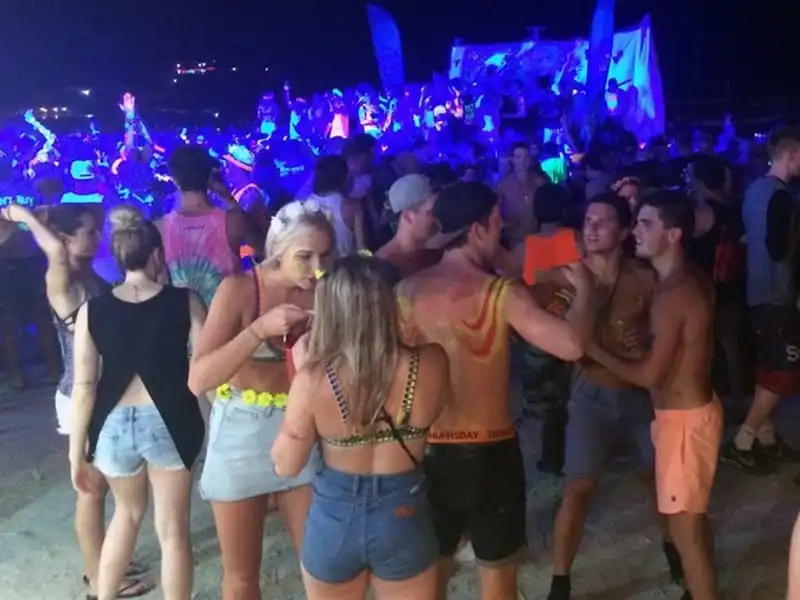 wanderlust-tips-le-hoi-trang-ram-o-thai-lan-thu-hut-hang-nghin-nguoi-tham-du-9