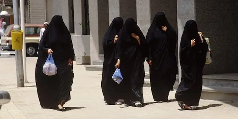 Phụ nữ ở Arab Saudi phải xin phép chồng để được đi du lịch 5 Saudi Arabian Women