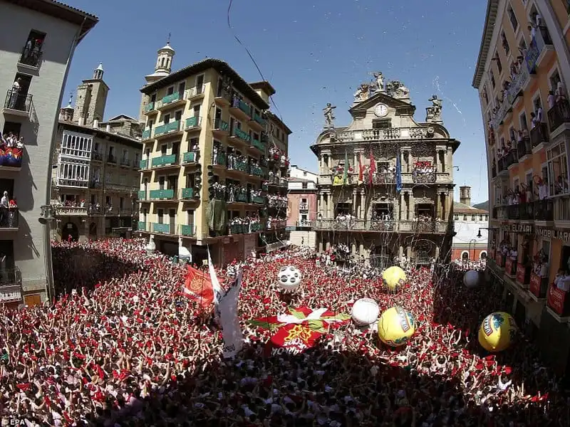 Sôi sục lễ hội rượt bò ở Pamplona 5 wanderlust_Soi-suc-le-hoi-ruot-bo-o-Pamplona 1