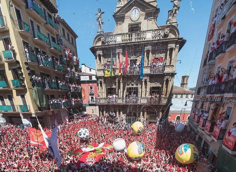 Sôi sục lễ hội rượt bò ở Pamplona 9 wanderlust_Soi-suc-le-hoi-ruot-bo-o-Pamplona 5