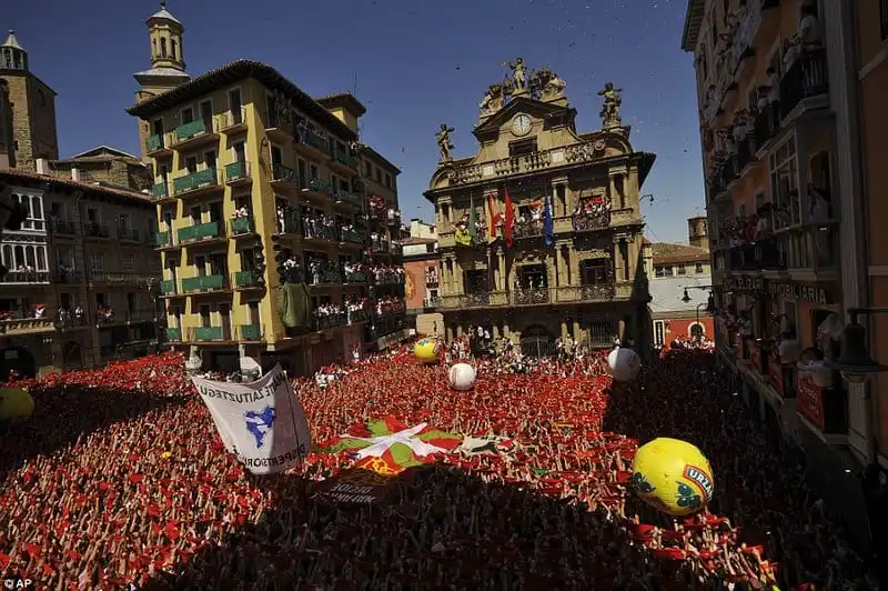 Sôi sục lễ hội rượt bò ở Pamplona 11 wanderlust_Soi-suc-le-hoi-ruot-bo-o-Pamplona 7
