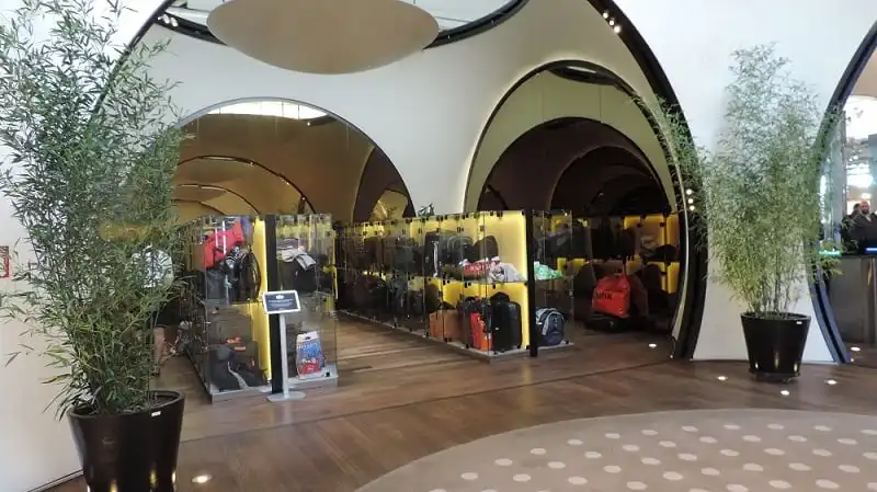 Nếu không muốn vướng bận hành lý, hành khách có thể đưa vào các ngăn để đồ riêng biệt. 