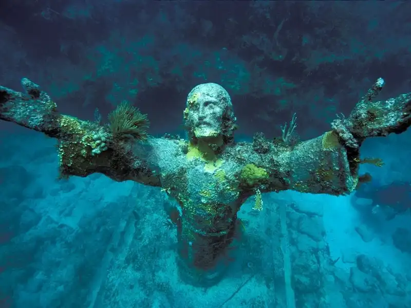 10 điểm tham quan kỳ bí dưới lòng đại dương 9 wanderlust_tips_dai_duong_5