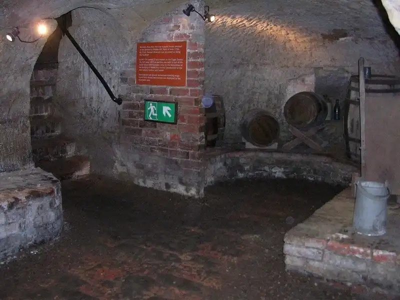 Ngoạn mục những ngôi nhà trong hang đá tại Nottingham 8 wanderlust_tips_ngoan-muc-nhung-ngoi-nha-trong-hang-da-ben-duoi-Nottingham-4