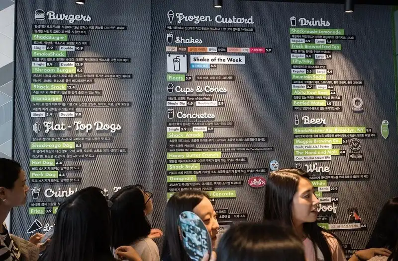 wanderlust_tips_nguoi-dan-seoul-xep-hang-dai-nhieu-gio-de-mua-burger-My-4