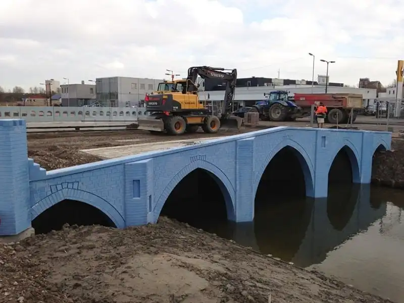 wanderlust_tips_nhung-cay-cau-hu-cau-tren-dong-euro-buoc-vao-doi-thuc-nhu-the-nao-1.1