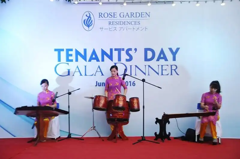 Rose Garden Residences tri ân khách hàng sau 20 năm hoạt động 8 Bữa tiệc được tổ chức trên nền âm nhạc truyền thống, đậm đà bản sắc dân tộc Việt Nam
