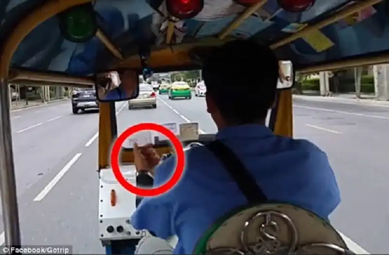 wanderlust_tips_tai-xe-tuk-tuk-thai-lan-bi-to-thong-dong-de-cuop-hanh-ly-du-khach