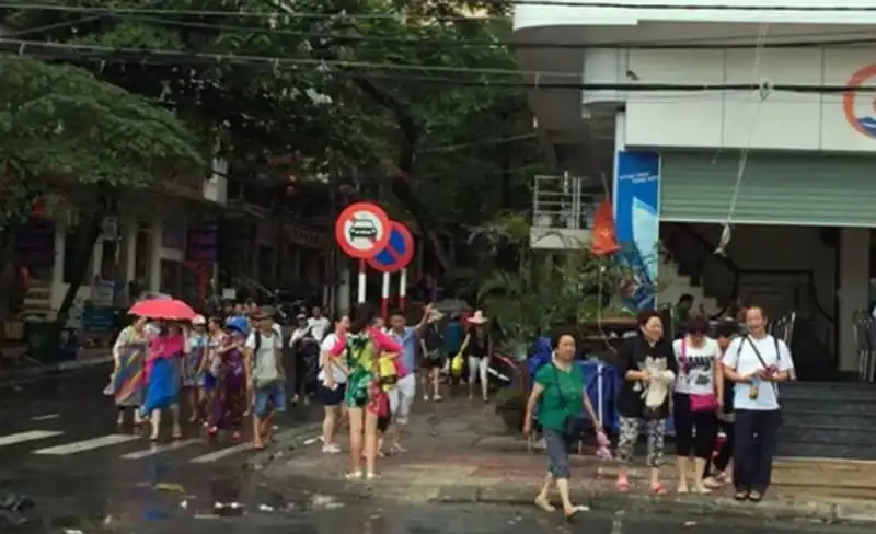 300 khách mắc kẹt tại đảo Cát Bà do mưa bão 5 wanderlusttips-tips-300-khach-mac-ket-tai-dao-cat-ba-do-mua-bao