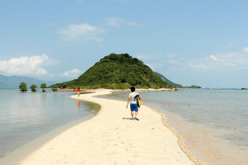 Lại xuất hiện con đường đi bộ trên biển ở đảo Nhất Tự Sơn, Phú Yên 5 wanderlust tips lai xuat hien con duong di bo duoi muc nuoc bien o dao nhat tu son phu yen 5
