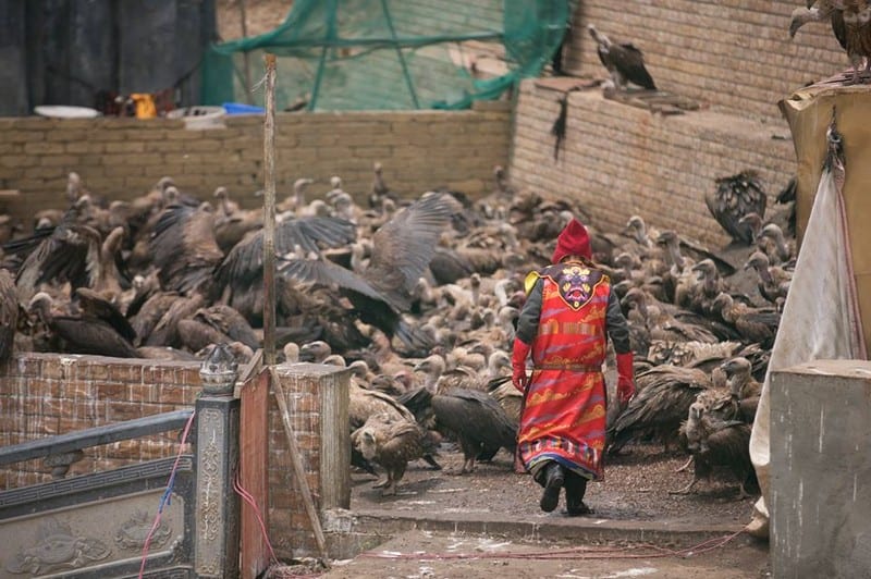 Ý nghĩa ẩn sau tục thiên táng rùng rợn của người Tây Tạng