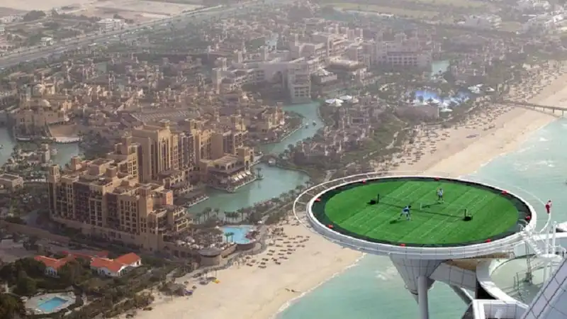 Dubai - thành phố biến điều không thể thành có thể 17 Burj Al Arab được coi là "khách sạn 7 sao đầu tiên của thế giới" với sân bóng trên không trung.