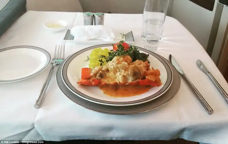 Wanderlust_tips_Do-an-hang-khong-ngon-tuyet-va-do-te-2