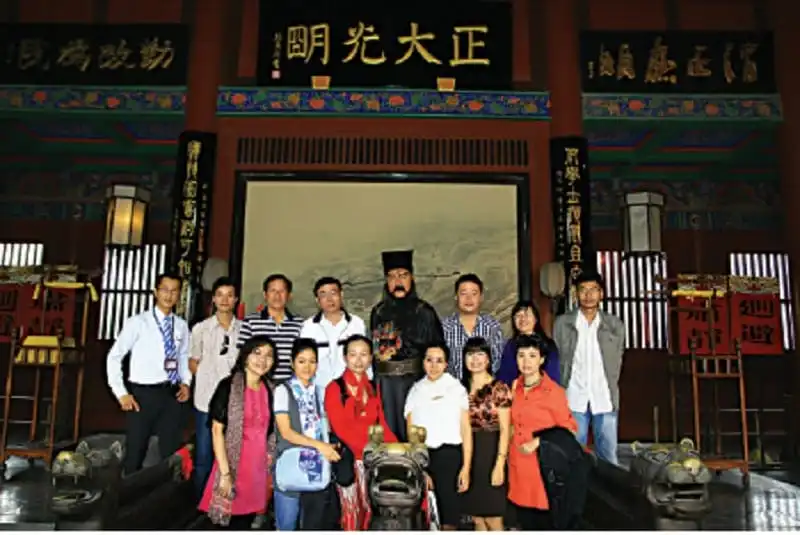 Du khách chụp hình với Bao Công.