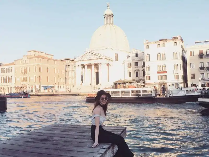 wanderlust-tips-ngoc-trinh-va-nhung-khoanh-khac-dang-nho-tai-santorini-hy-lap-13