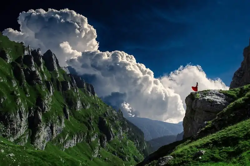 “Người phụ nữ mặc váy đỏ” giữa thiên nhiên tuyệt mỹ ở Romania 6 wanderlust-tips-nguoi-phu-nu-mac-vay-do-giua-thien-nhien-tuyet-my-o-romania--4