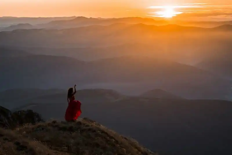 “Người phụ nữ mặc váy đỏ” giữa thiên nhiên tuyệt mỹ ở Romania 9 wanderlust-tips-nguoi-phu-nu-mac-vay-do-giua-thien-nhien-tuyet-my-o-romania--5