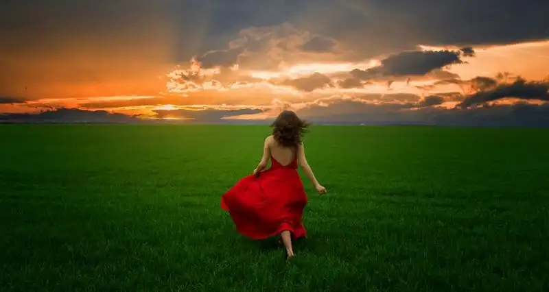 “Người phụ nữ mặc váy đỏ” giữa thiên nhiên tuyệt mỹ ở Romania 13 wanderlust-tips-nguoi-phu-nu-mac-vay-do-giua-thien-nhien-tuyet-my-o-romania--9