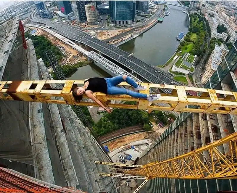 Đứng tim với góc chụp thách thức các tòa nhà chọc trời 10 wanderlust-tips-nu-nhiep-anh-gia-nguoi-nga-va-anh-chup-thach-thuc-cac-toa-nha-choc-troi-14