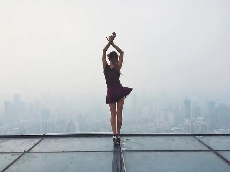 Đứng tim với góc chụp thách thức các tòa nhà chọc trời 12 wanderlust-tips-nu-nhiep-anh-gia-nguoi-nga-va-anh-chup-thach-thuc-cac-toa-nha-choc-troi-5