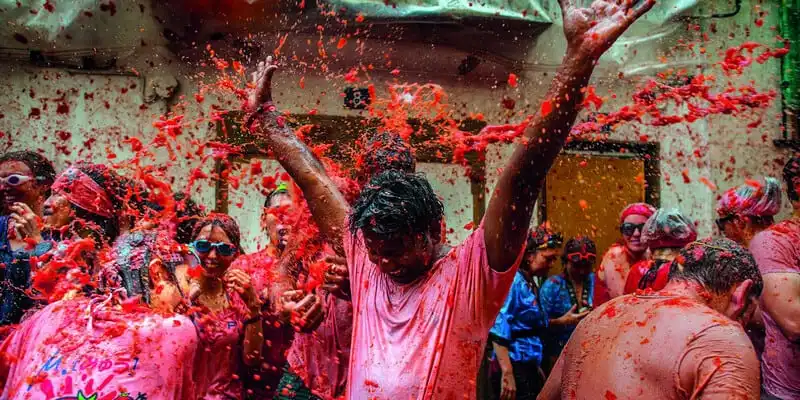 BUNOL, SPAIN - AUGUST 28: Revellers celebrate covered by tomato pulp while participating the annual Tomatina festival on August 28, 2013 in Bunol, Spain. An estimated 20,000 people threw 130 tons of ripe tomatoes in the world's biggest tomato fight held annually in this Spanish Mediterranean town. (Photo by David Ramos/Getty Images)