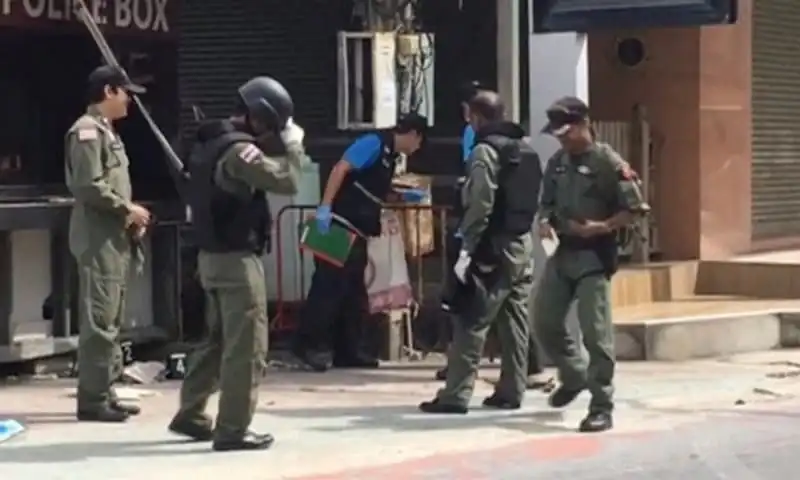Tiếp tục xảy ra 3 vụ đánh bom ở miền Nam Thái Lan 5 Officials investigate at the scene of bomb blasts in the tourist beach town of Patong on Phuket island, Thailand in this still image from video August 12, 2016. REUTERS/Reuters TV