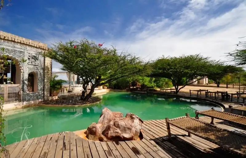 wanderlust-tips-top-10-resort-co-khung-canh-ngoan-muc-nhat-1