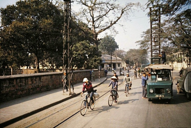 Bồi hồi với bộ ảnh màu Hà Nội cổ xưa những năm 1970 Bồi hồi với bộ ảnh màu Hà Nội cổ xưa những năm 1970