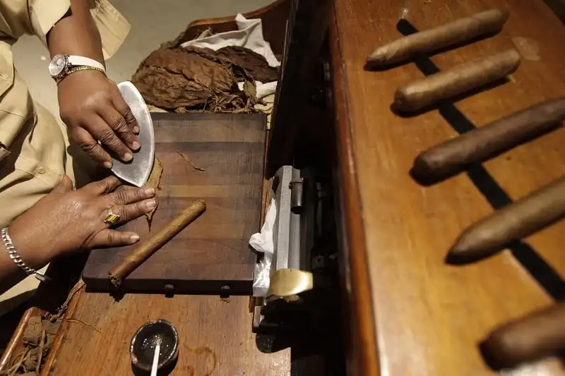 Staff member Maria Regla, 60, rolls cigars at a hotel in Havana December 19, 2014. From bus drivers to bartenders and ballet dancers, many Cubans are already imagining a more prosperous future after the United States said it will put an end to 50 years of conflict with the communist-run island.    REUTERS/Enrique De La Osa (CUBA - Tags: SOCIETY TRAVEL)