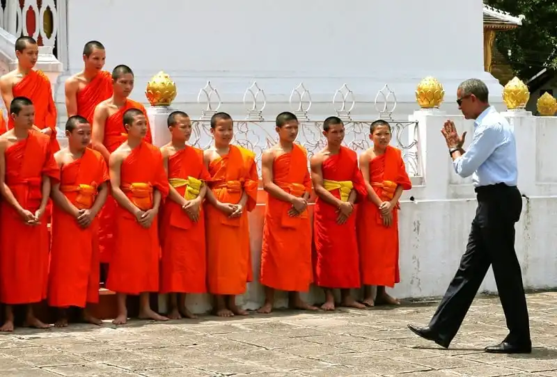 Tong-thong-obama-dao-pho-vui-ve-giao-luu-voi-nguoi-dan-lao-wanderlusttips