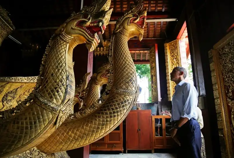 Tong-thong-obama-dao-pho-vui-ve-giao-luu-voi-nguoi-dan-lao-wanderlusttips2