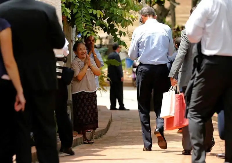 Tong-thong-obama-dao-pho-vui-ve-giao-luu-voi-nguoi-dan-lao-wanderlusttips7