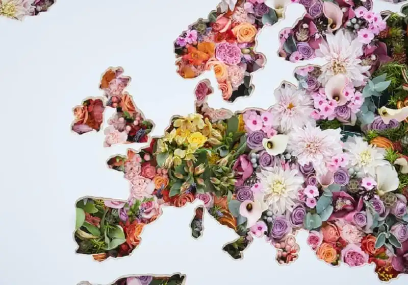 Bản đồ thế giới kết bằng hoa ở sân bay Heathrow 6 A giant floral map of the world is unveiled at Heathrow to celebrate the airport’s new global fragrance report. The map is 11 ft. by 18ft and uses around 2,000 fresh flower stems and showcases the most popular scents by country en vogue right now, as well as celebrating the new season fragrances. BBZ/REX/SHUTTERSTOCK