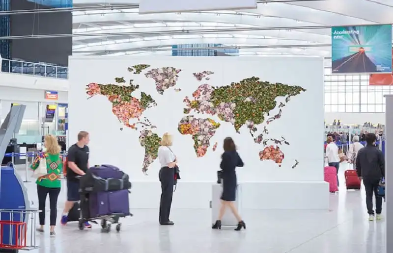 Bản đồ thế giới kết bằng hoa ở sân bay Heathrow 7 A giant floral map of the world is unveiled at Heathrow to celebrate the airport’s new global fragrance report. The map is 11 ft. by 18ft and uses around 2,000 fresh flower stems and showcases the most popular scents by country en vogue right now, as well as celebrating the new season fragrances. BBZ/REX/SHUTTERSTOCK