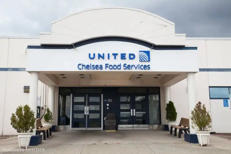 Wanderlust_tips_Dot-nhap-khu-che-bien-so-an-cua-United-Airlinesi-1